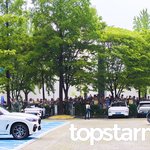 정도로 가득 찬 팬들’ (웬디의 영스트리트 출근길) [<b>HD</b>포토]