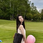 “<b>초여름</b> 바람이 머문 순간”…신시아, 꽃보다 투명한 시선→몽환적...