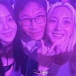 <b>SM</b> 떠난 이수만, 근황 공개…바다·유진 만나 초밀착 셀카 [해시태그]