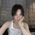 따라입고 싶을걸? 편안함도 우아해지는 ‘송혜교 민소매’