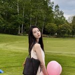 신시아, 풍선 들고 나타난 <b>숲속</b> 요정…화이트 롱드레스에 감성 가득