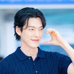 [사진]김우빈,'신민아도 반한 볼<b>하트</b>'