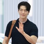 김우빈, 화이트 슬랙스와 <b>네이비</b> 니트 폴로셔츠로 멋진 ‘이탈리아...