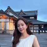 한지민, 교토 <b>풍경</b>보다 더 눈부신 미모…순백 드레스 자태 ‘감탄’