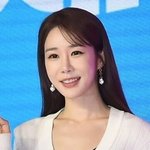 [어케생각해] [단독] 유인나, 19년 만에 <b>YG</b> 떠난다…초록뱀엔터...