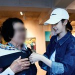 왔주게" 아이유, 에르메스 플렉스..전시회 방문 이어 선물 <b>쾌척</b>