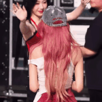 모자 벗고 인사하는 <b>유나</b>