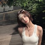 [드루와] '애셋맘' 율희, 허리 라인 군살無…분홍 선글라스로 상큼함까지...