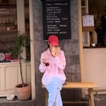 [SCin스타] 송혜교도 '<b>빵순</b>이'였네..모자 푹 눌러써도 빛나는...