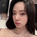 “차분한 시선 속 깊은 여운”…신시아, 몽환적 오후→<b>섬세</b>한 아름다움