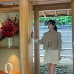 한지민, 최정훈 심쿵할 납작배 노출‥커리어<b>우먼</b>룩이 찰떡이야