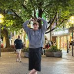 대범한 이종석, <b>독일</b> 길거리서 아이유에 하트 포즈? 미소가 끊이질...