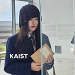 구혜선, '애착 <b>비니</b>' 못 버렸다..긴머리 휘날리며 전시 관람