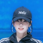 <b>닝닝</b> 볼캡이 유독 잘어울림