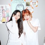 ‘<b>포미닛</b> 불화설 끝’ 현아, 결혼식 불참 권소현과 손 꼭 잡고…다정한...