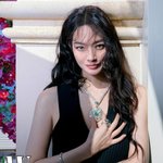'김우빈' 신민아, 짙은 스모키 메이크업→가슴 깊게 파인 드레스…뇌쇄적...