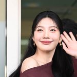 [댓글부탁해] 크러쉬 조이, <b>런던</b>행 비행기 탑승 전 파격적인 공항룩...