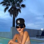 화사, <b>압도</b>적 비키니 몸매..구릿빛 '글래머핏' 미쳤다