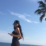 화사, 자유로운 일상 속 힐링 순간…<b>미러</b> 셀카부터 바다 산책까지