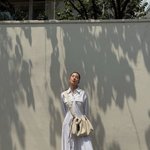 아이린, 여름 햇살 속 순백 <b>우아미</b>…흰 셔츠 드레스의 정석