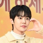 [단독] <b>NCT</b> 도영, 아이폰부터 상품권까지 '미담 폭격'…스태프에...