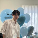 김우빈, 자타공인 어깨깡패 아니랄까봐..<b>셔츠핏</b> 美쳤다