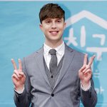 [단독]'비정상' <b>줄리안</b>, 10월 장가간다..5살 연하 韓 연인과...