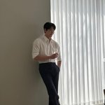 ‘신민아’ 김우빈, <b>미리</b> 보는 턱시도 자태‥‘문짝어깨’에 완벽 슈트핏