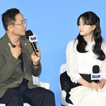 [포토] <b>최유리</b> '감독님 얼굴 뚫어져라'