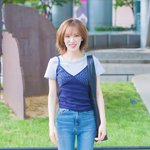 레드벨벳 웬디, ‘<b>데님</b>과 뷔스티에로 완성한 청량한 여름 느낌 출근룩’...