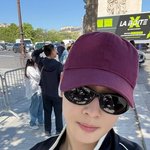 차은우, 파리 한복판서 이어폰 떨궈…<b>미남</b>의 허당美