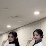 너넨 둘 중 누가 더 예뻐<b>보임</b>?