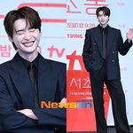 ‘아이유’이종석 186㎝ 장신의 여유, <b>네이비</b> 슈트 입고 서초동...