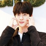 [드루와] [현장포토] "월드 <b>와이드</b> 러블리"…진, 하트 플러팅