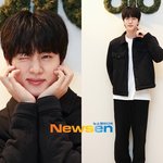 <b>BTS</b> 진, 슈스의 조각 비주얼·황금 피지컬‥꽃받침 포즈는 덤