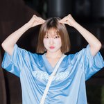 고양이 귀 포즈도 러블리’ (웬디의 영스트리트 출근길) [<b>HD</b>포토]