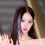 [현장포토] "두근두근, 설렘"...이솔, 인형의 눈맞춤