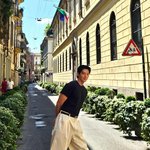 [댓글부탁해] “느긋함 속 가벼운 미소”…김우빈, 여름 골목길→유럽...