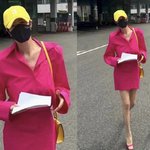  50대에 '<b>핫핑크</b>' 소화력...과감 깔맞춤 패션+늘씬 각선미까지