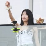 [포토] <b>한화</b> 골수팬 이미주, 또 야구장 나들이