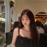 빛을 머금은 눈빛”…유라, 고요한 저녁→<b>한낮</b>의 여운 담다