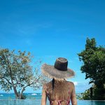 [댓글부탁해] “물이 너무 좋아”…기은세, 여름빛 아래→<b>청량</b>한 휴식의...