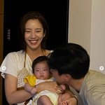 이규혁손담비, 딸 품에 안고 <b>뽀뽀</b> 쪽…엄마의 물오른 미모 [N샷]