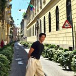 '5살 <b>연상</b> 女배우 ' 김우빈, 조각 비주얼+기럭지 자랑…유럽남자들...