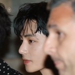 <b>뷔</b> 옆태 미칰거아니냐