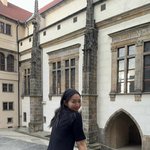 뒤돌아본 순간 알 수 없는 설렘”…신민아, 낯선 여름 저녁→여운...