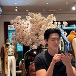 ‘10년째 신민아와 공개연애 중’ 김우빈, <b>유럽</b>서도 연예인 포스...