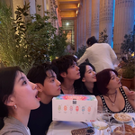 수지, <b>파리</b>에서 박보검과 웃었다…뷔까지 나란히 앉은 그날의 테이블