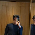 “거울 앞에서 멈춘 오후”…뷔, 젖은 머리 결→여름 분위기 압도