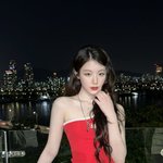 아이들 슈화, 흰 피부 위 레드 튜브톱...'치명적 <b>썸머</b>룩' 눈길